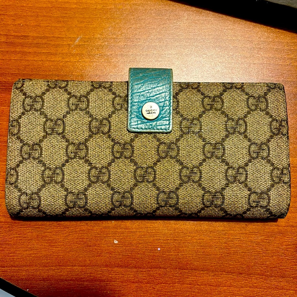 Woman’s Gucci wallet